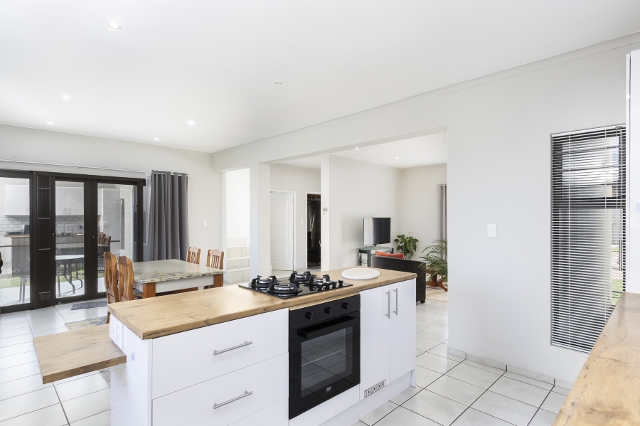 6 Bedroom Property for Sale in Sir Lowrys Pass Village Western Cape